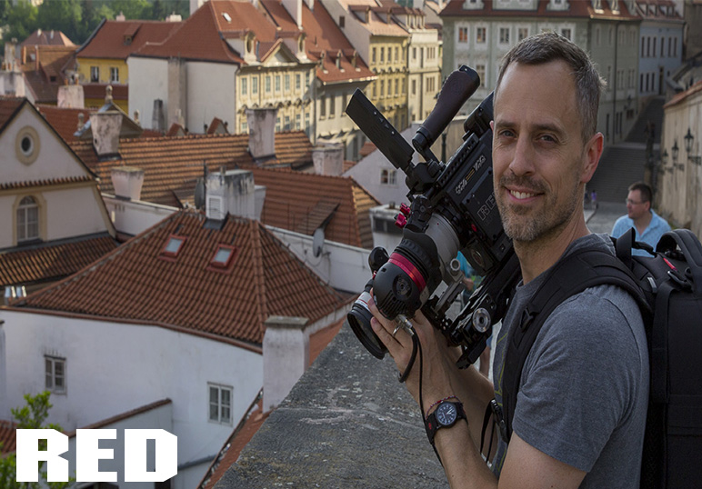 TOUJOURS EN MOUVEMENT AVEC UNE CAMÉRA RED